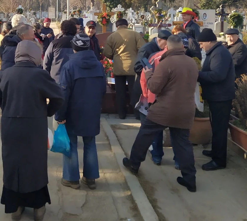 La mormântul dictatorului s+au strâns oameni de la primele ore ale dimineţiifoto: Click!