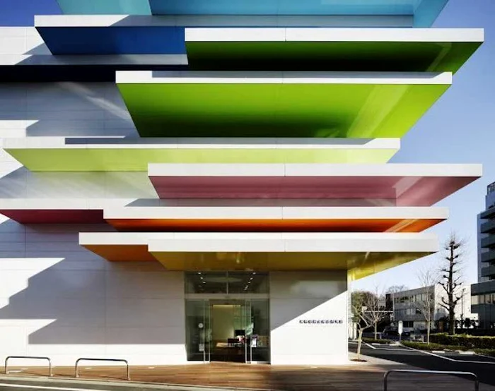 Sugamo Shinkin Bank este o clădire multicoloră din Tokyo. S-a deschis în martie 2011 