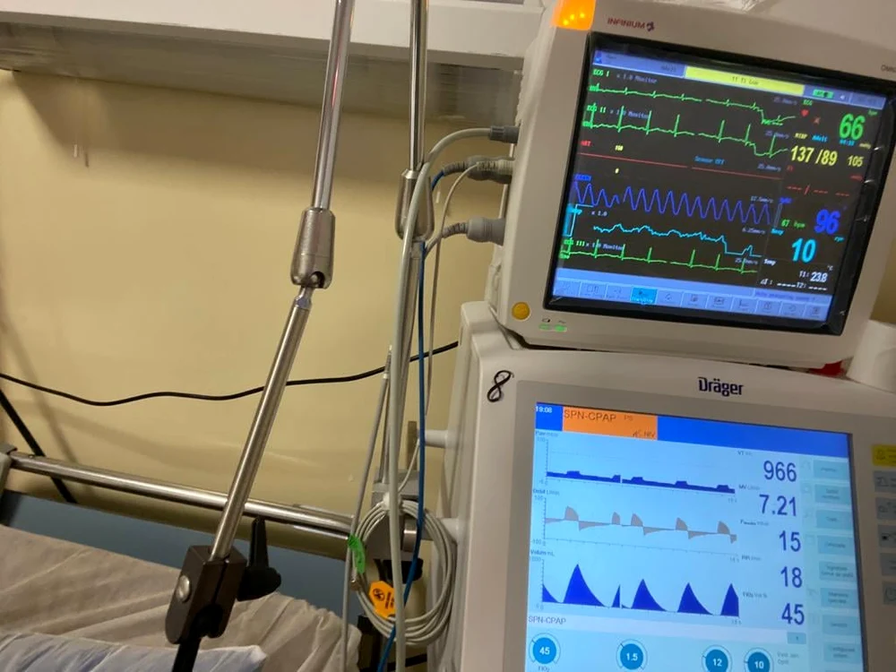 
    Atmosfera dintr-o secție Covid, cu bipăitul aparatelor, panica pacienților și forfota medicilor, face parte din realitatea acestor zile  