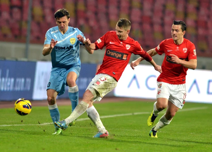 Surdu (stânga) a obţinut un penalty pentru FC Braşov. FOTO: Răzvan Păsărică