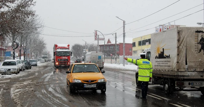 Rutieriştii au ieşit în stradă să verifice dacă maşinile sunt echipate de sezon