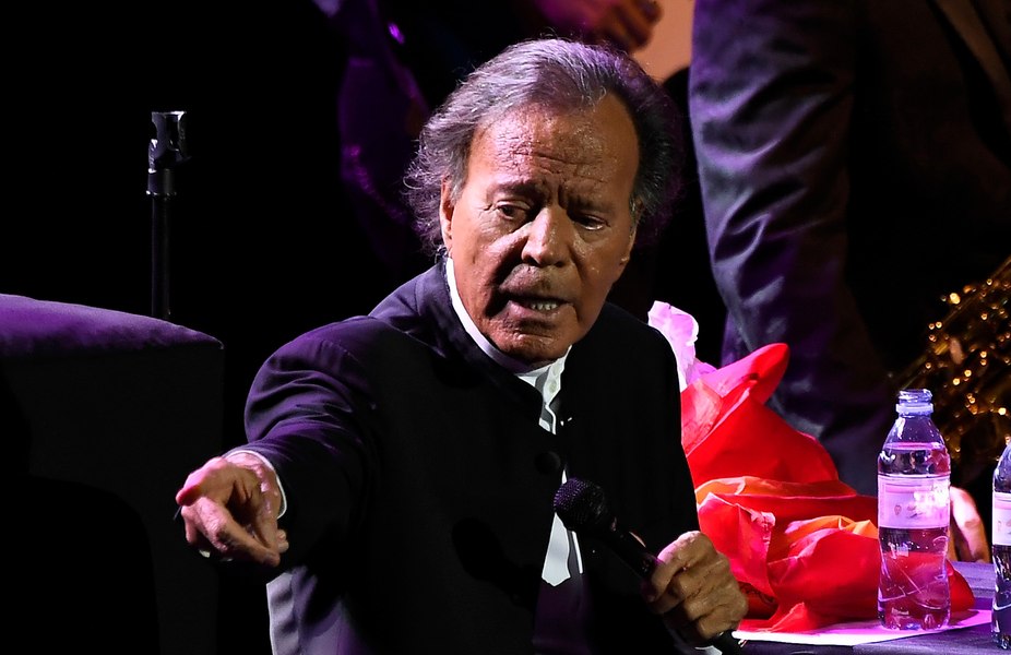 Acuzații grave în cazul lui Julio Iglesias: Parchetul, sesizat pentru trafic de persoane