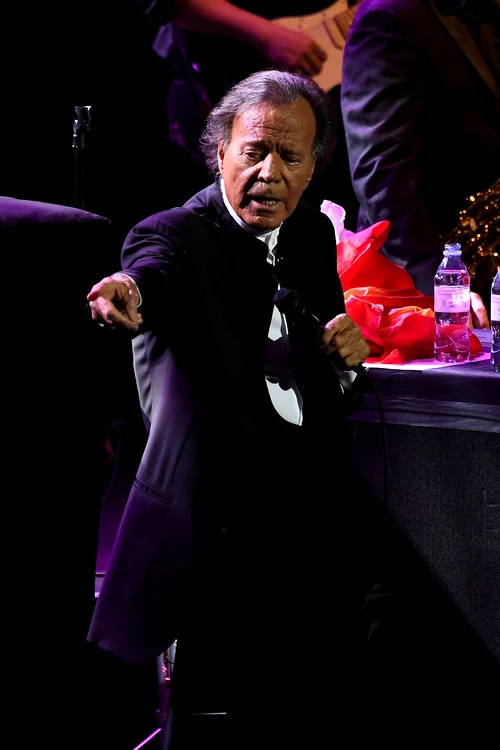 
    Celebrul cântăreţ în vârstă de 77 de ani a fost internat de urgenţăFoto: Profimedia  