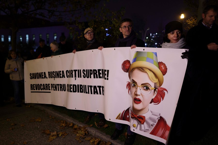Protest în fața ÎCCJ împotriva Liei Savonea: „Corupția ucide. Rușine, rușine să vă fie”. CSM susține că oamenii sunt manipulați de politicieni
