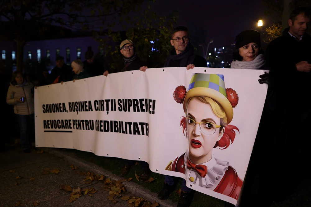 Protest în fața ÎCCJ împotriva Liei Savonea: „Corupția ucide. Rușine, rușine să vă fie”. CSM susține că oamenii sunt manipulați de politicieni