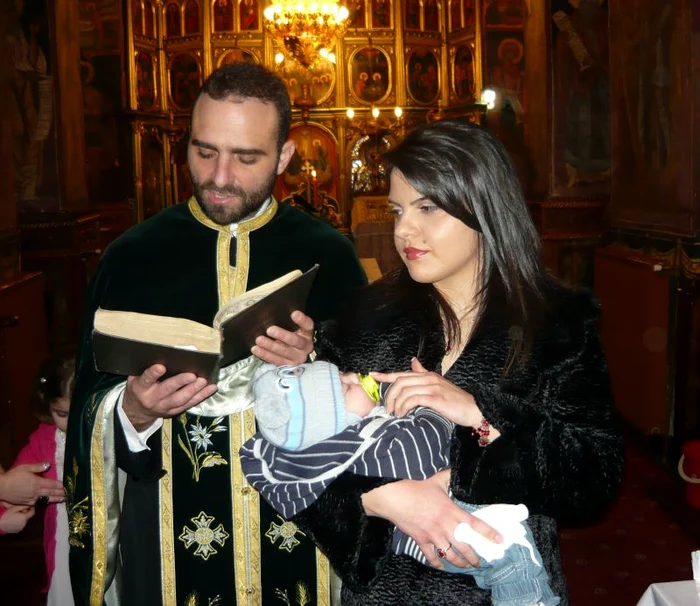 La Biserica Sfânta Treime din Piteşti se fac şi botezuri.
