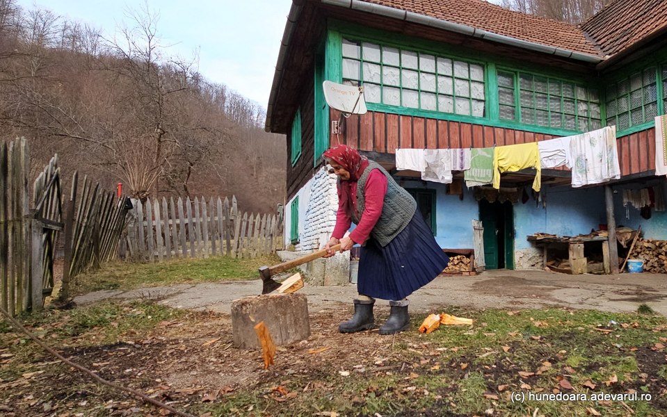 Românca de 93 ani care sparge lemne ca un voinic: „Muncesc toată ziua. Nu pot sta degeaba“ VIDEO