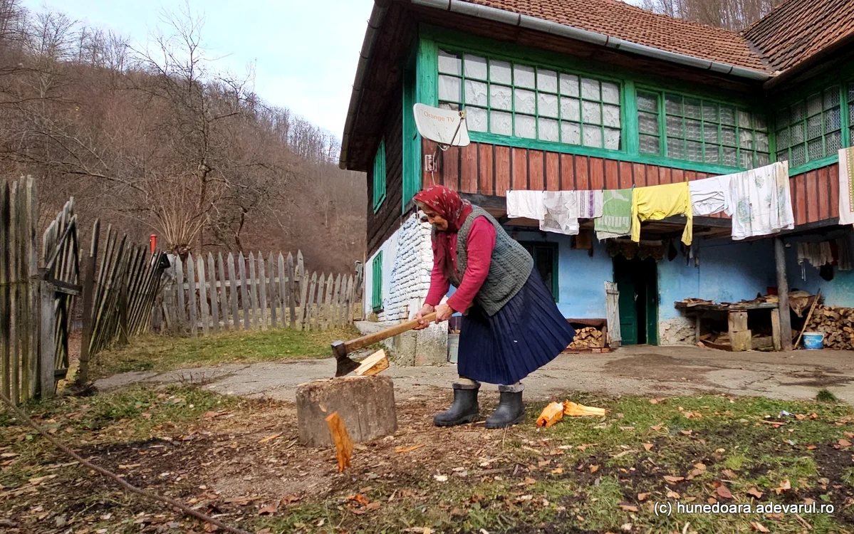 Maria muncește întreaga zi în mica sa gospodărie. Foto Daniel Guță