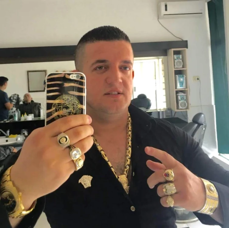 Shenki Maslani şi-a însemnat toate lucrurile pe care le deţine cu logo-ul Versace FOTO „The Sun“