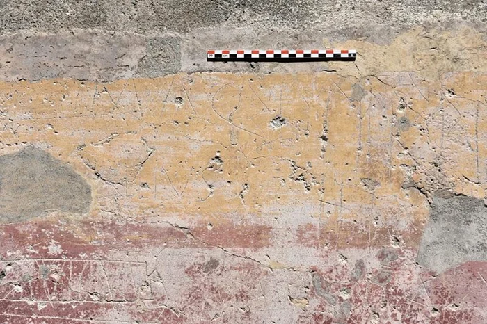Inscripții descoperite pe zidurile unui culoar din Pompei. Sursa foto: Pompeii-Parco Archeologico