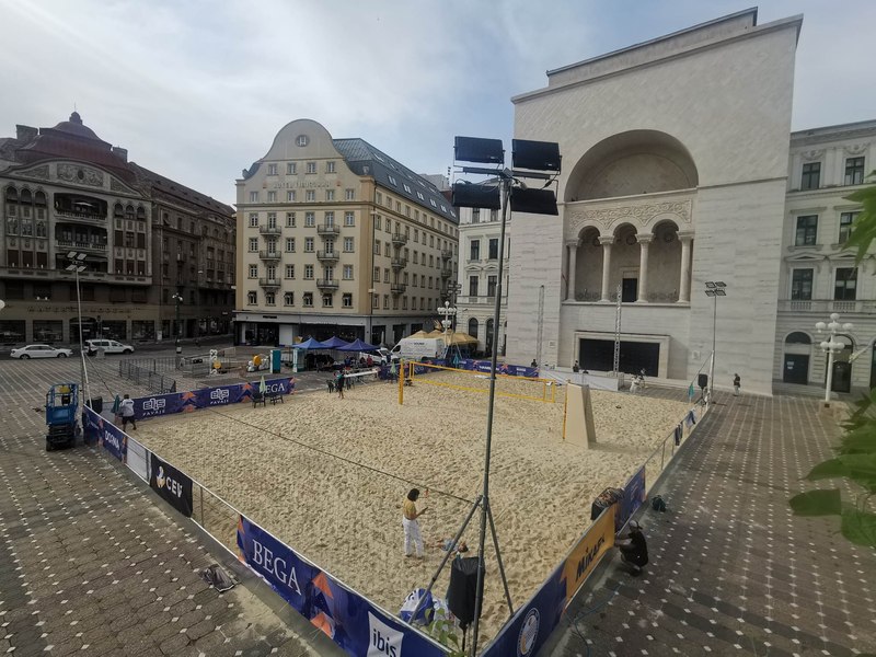 Volei pe plajă în centrul Timișoarei. Nisip, tribune și nocturnă în fața Operei FOTO  
