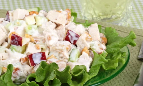 salata cu sos de iaurt jpeg
