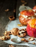 Mere coapte cu branza de vaci si nuci  Sursa foto shutterstock 418211614 jpg