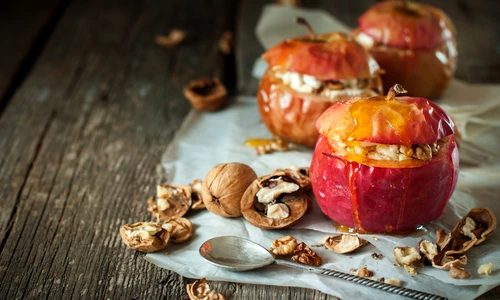 Mere coapte cu branza de vaci si nuci  Sursa foto shutterstock 418211614 jpg