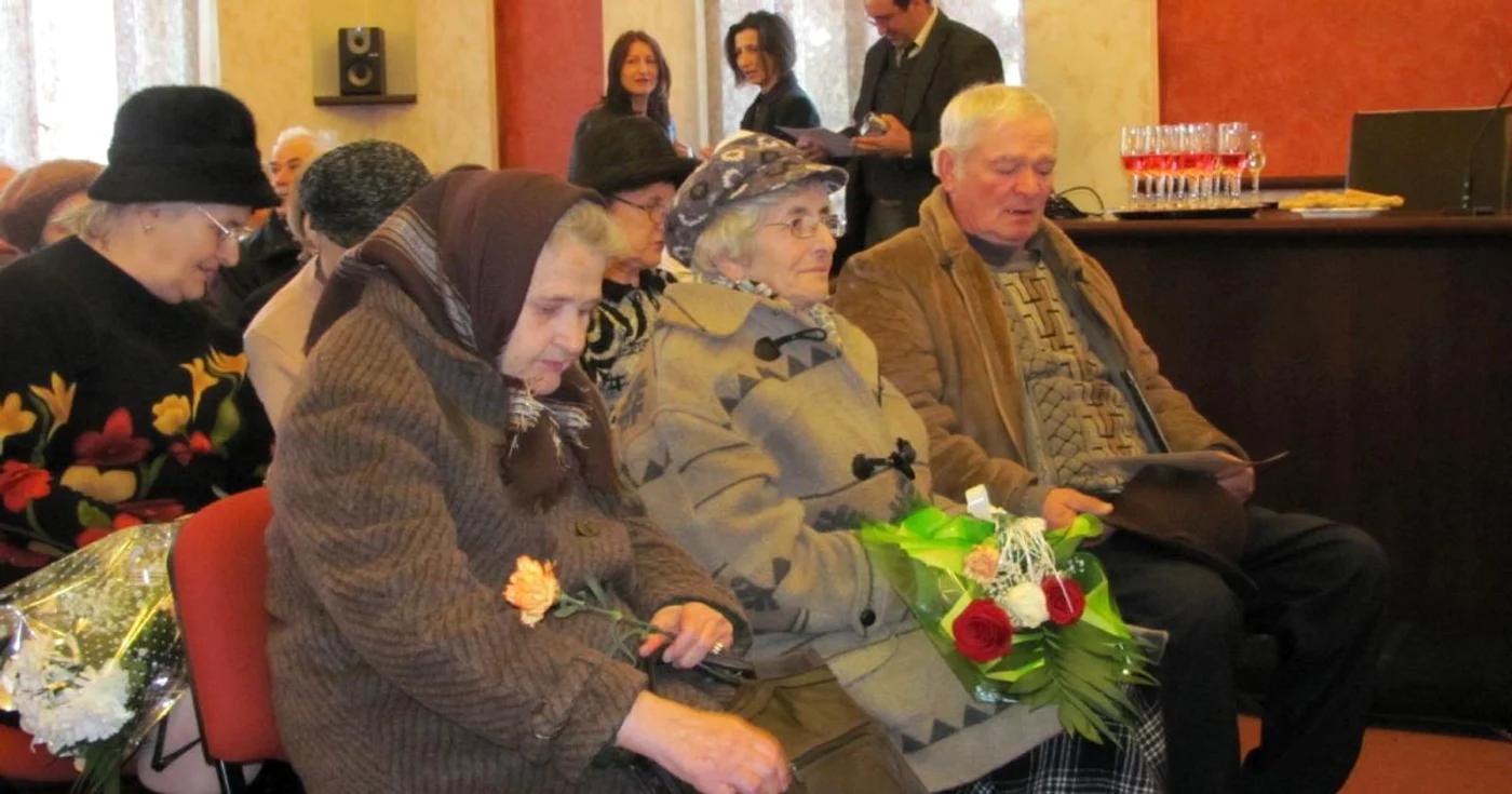 Pensionarii au primit daruri 