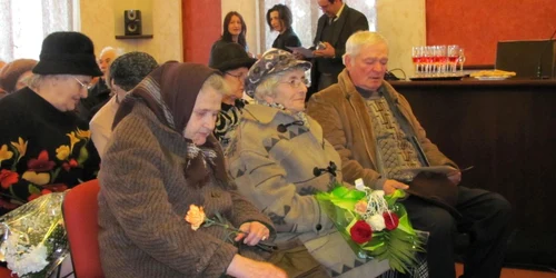 Pensionarii au primit daruri 