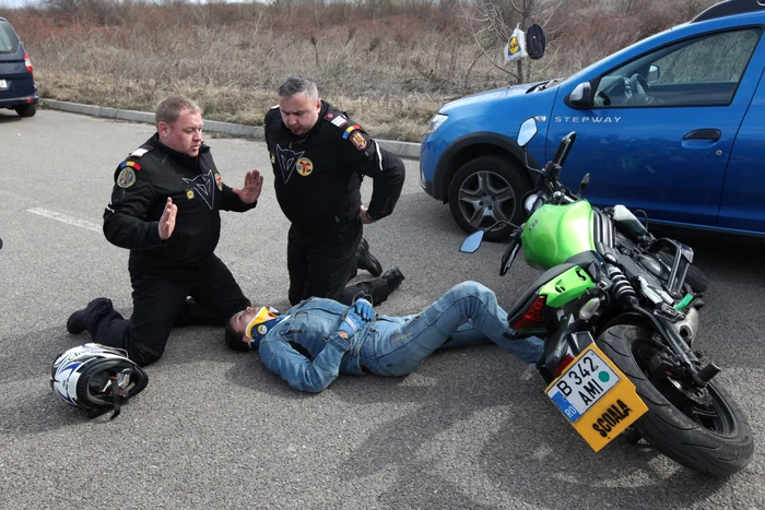 
    Salvatorii SMURD pe motocicletă ajung să acorde primul ajutor în doar câteva minuteFotografii: Sever Gheorghe  