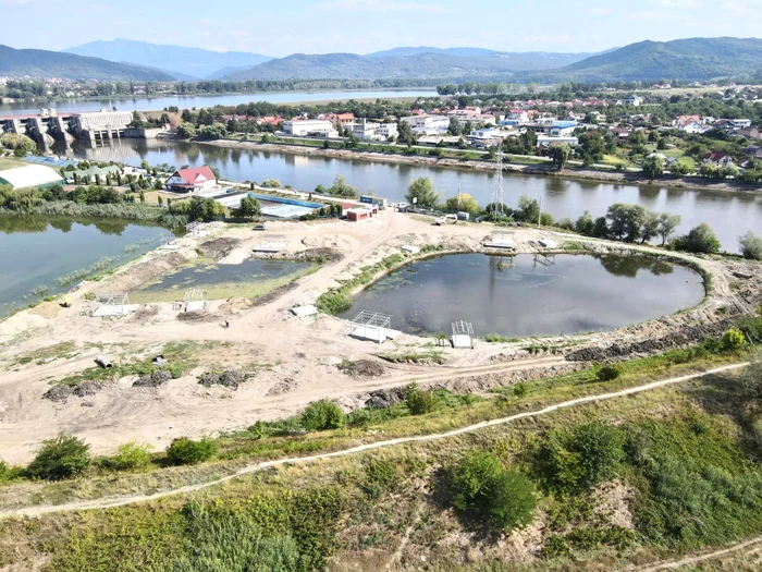 Parcul Trei Lacuri de pe malul Oltului în zona de nord din Râmnicu Vâlcea în plină amenajare în 2022