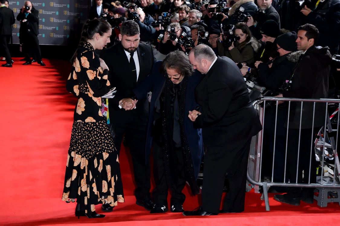 
    Al Pacino a fost ajutat să se ridice de pe scările de la Royal Albert Hallfoto: Profimedia  