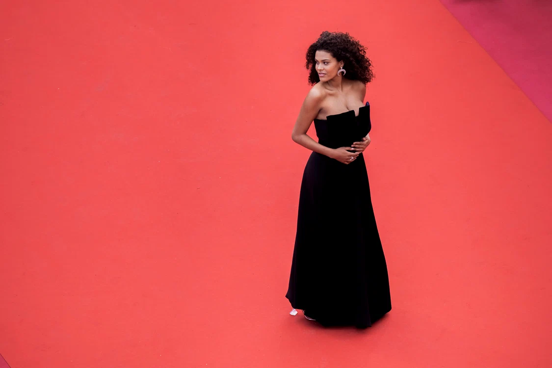 Tina Kunakey a ales o rochie neagră cu corset