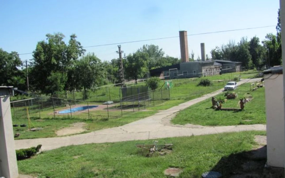 Curtea centrului din Lugoj, unde Miki trăieşte cu alţi copii care au într-adevăr probleme