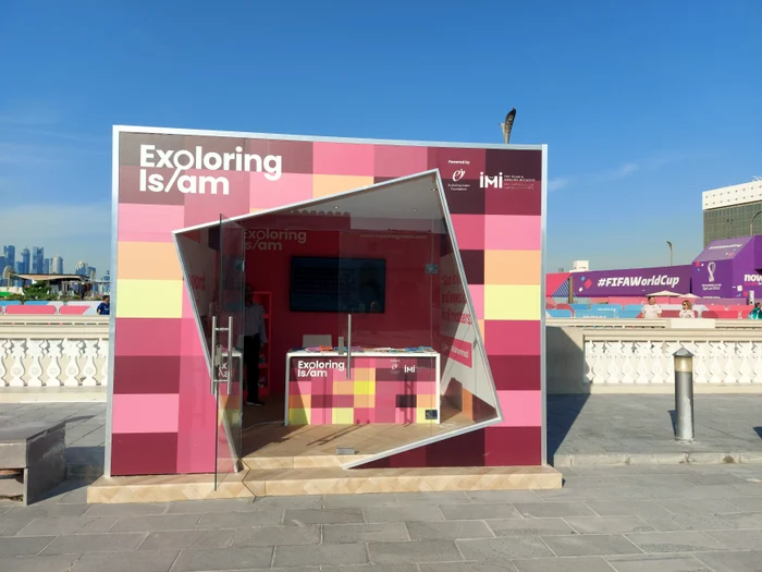 Standul dedicat promovării islamului din zona Souq Waqif.