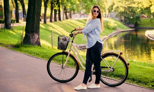 Postura corecta pe bicicleta Cum po i preveni durerile de spate  i de genunchi jpg