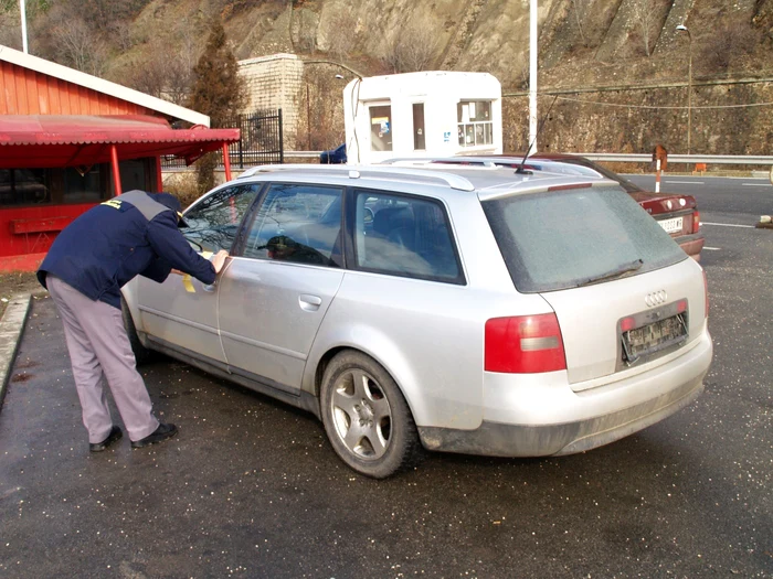 Autoturismul depistat în Vama Porţile de Fier I FOTO STPF Mehedinţi