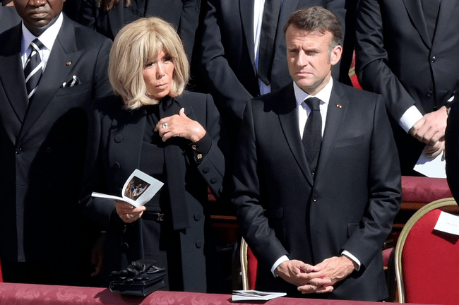 Noi dezvăluiri despre viața ascunsă a cuplului Macron. Brigitte Macron, „foarte geloasă“ pe femeile „prădătoare” din jurul președintelui