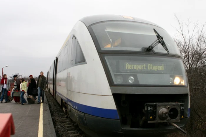 
    În prezent, călătorii coboară din tren cu 2 km înainte de aeroport și sunt transbordați cu un microbuz   