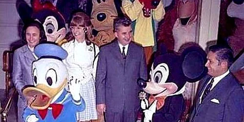 Familia Ceausescu la Disneyland FOTO Twitter PindarML jpg