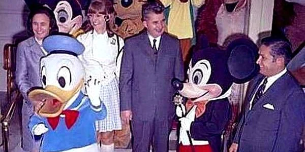 Familia Ceausescu la Disneyland FOTO Twitter PindarML jpg