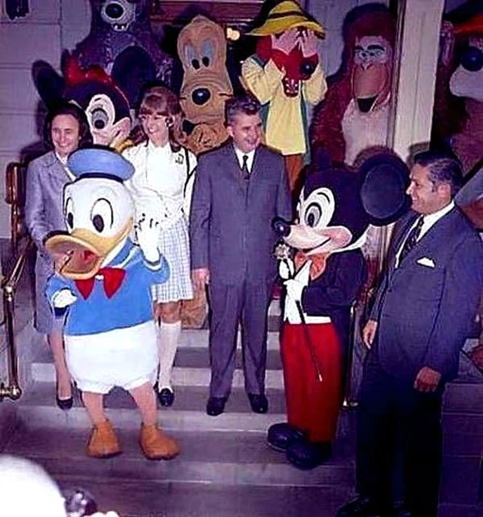 Nicolae Ceaușescu, între Donald și Mickeu Mouse FOTO Twitter/PinarML