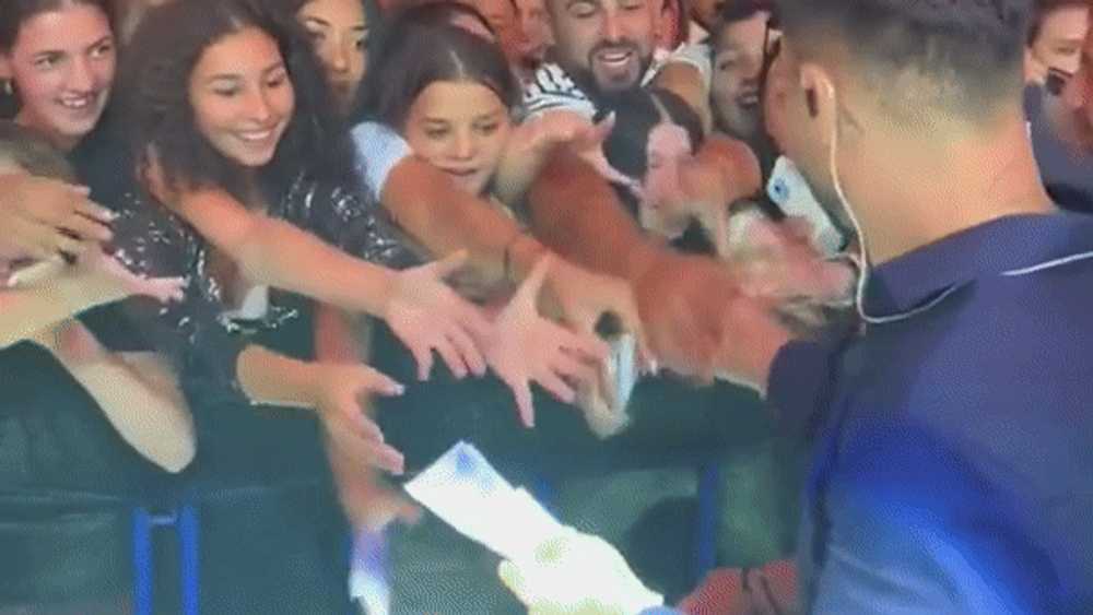 Manelistul Jador, gest controversat la un concert. S-a filmat când dădea bani publicului. „Dacă îi muncea, nu îi mai arunca” VIDEO