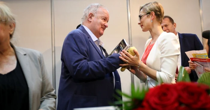 Maria Olaru şi-a lansat cartea Preţul aurului sinceritate incomodă la Bookfest 4 iunie 2016 Foto David Muntean