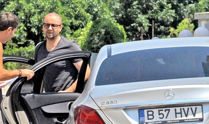 Potrivit esteticienilor, scalpul lui Măruţă arată exact ca după un implant cu părFoto: Alex Muscaliu