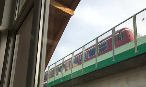 Trenul de Otopeni trece pe la geamul casei jpeg