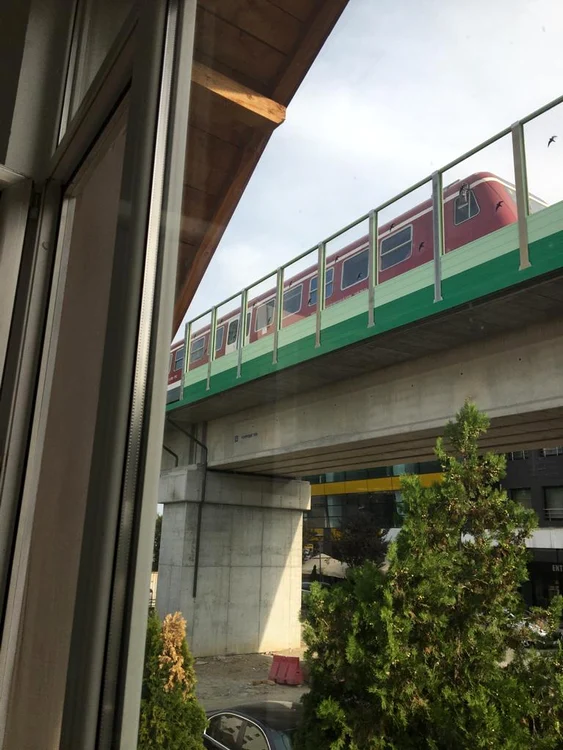 Trenul de Otopeni trece pe la geamul casei