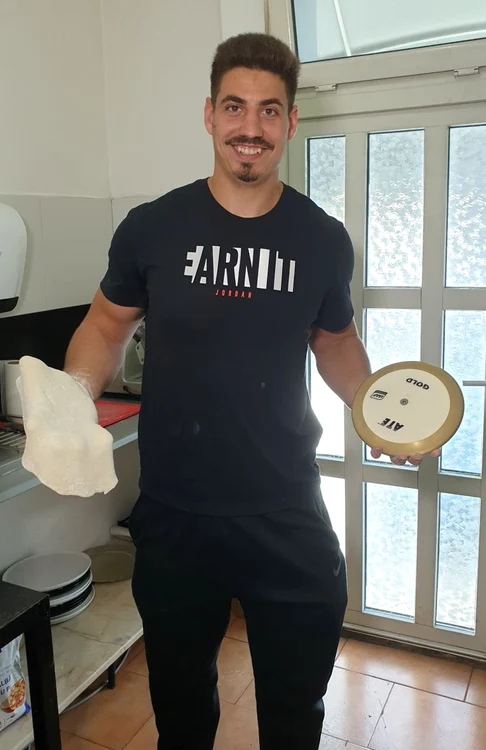 Alin Firfirică, cu blatul de pizza si discul care l-a făcut celebru