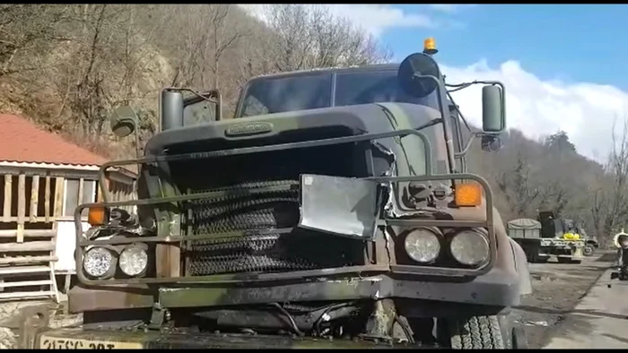 Accident rutier pe Valea Oltului al Convoiului Militar Nato - trei autovehicule implicate la Călineşti - Brezoi în Vâlcea pe DN 7 Foto Adevăru