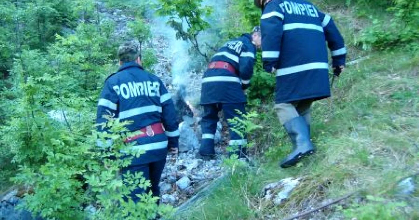 Pompierii intervin, zilnic, la cel puţin trei incendii
