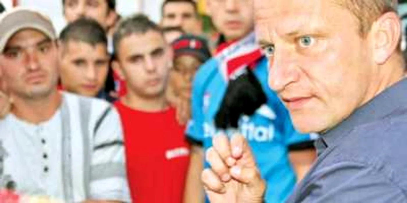 Dorinel Munteanu nu este prea bine văzut de suporteri, chiar dacă a adus primul titlu din istoria clubului Oţelul Galaţi