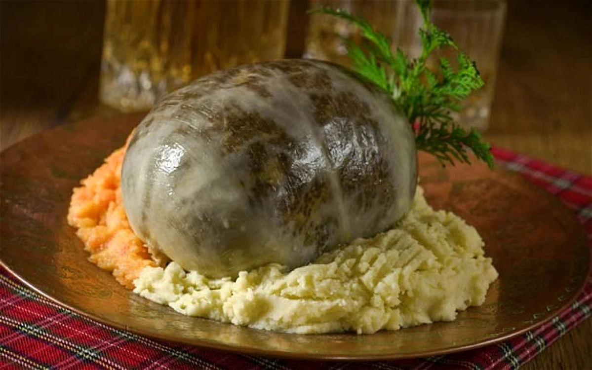 Haggis este un soi de budincă care conţine măruntaie ale oii (inimă