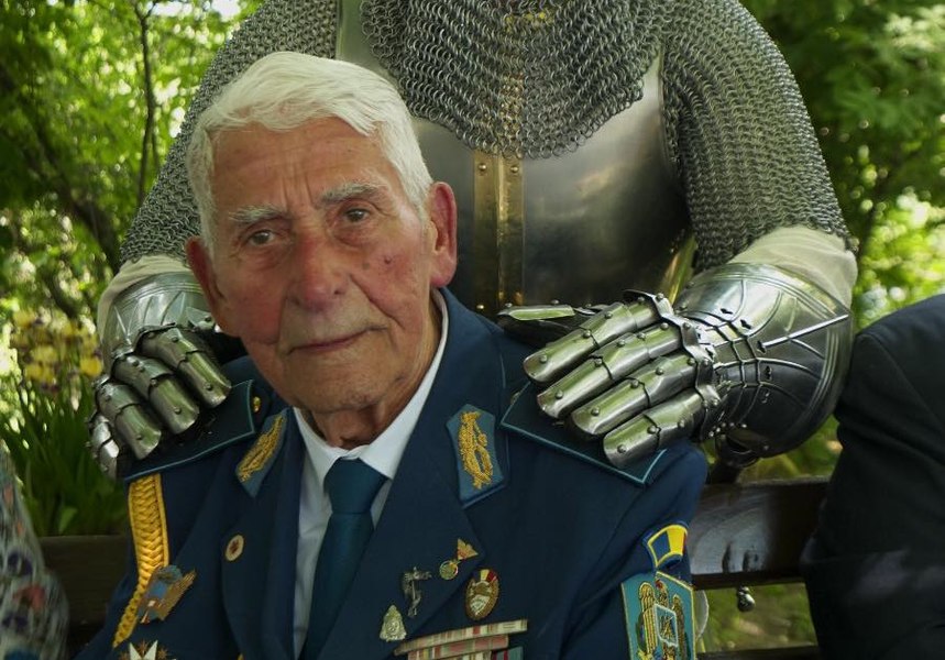Călin Georgescu și generalul Radu Theodoru, mesaje izbitor de asemănătoare pentru ieșirea oamenilor în stradă
