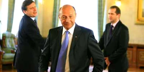 Traian Băsescu (centru), Crin Antonescu (stânga)