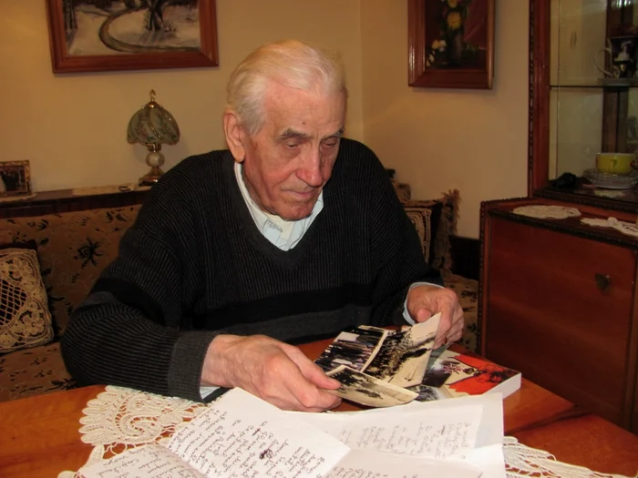 Vasile Adam îşi aduce aminte cu drag când se uită la pozele din tinereţe FOTO