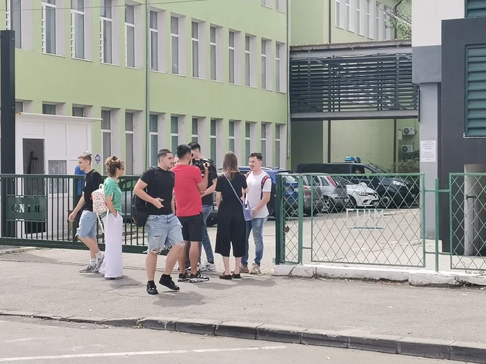 Candidații au ieșit din sala de examen convinși că vor avea note mari FOTO: A.M.