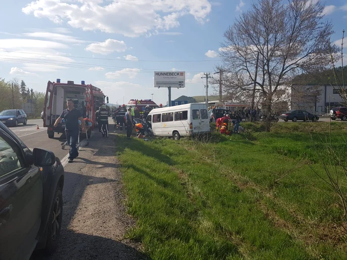 Un microbuz cu pasageri s-a răsturnat în județul Cluj, localitatea Căpuşu MareFoto: ISU Cluj