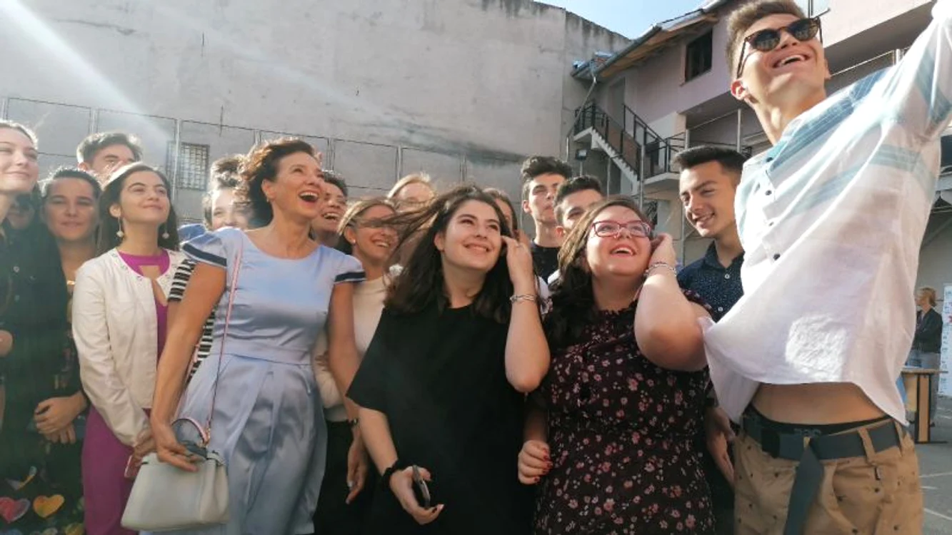 Carmen Iohannis a făcut selfie cu elevii în prima zi de școală