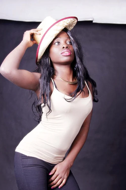 Joan studiază la o universitate din India